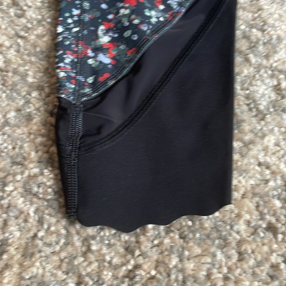 Lululemon scalloped cropped leggings size 4 - Picture 2 of 4